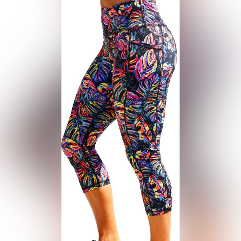 CVG CONSTANTLY VARIED GEAR Tropic Floral CAPRI Leggings Size Small